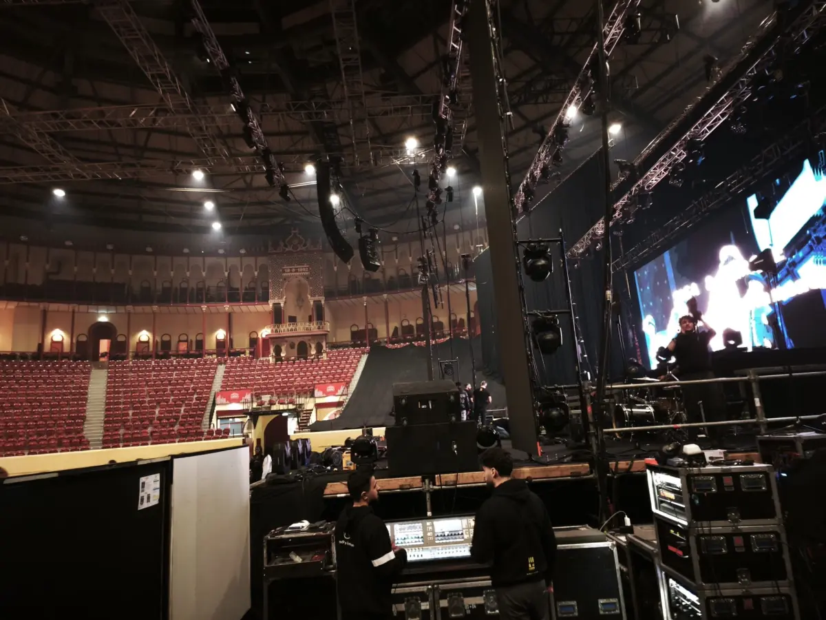Sala vazia, FOH montado, ecrã LED no palco.