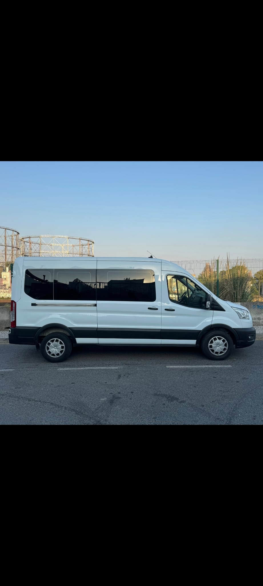 Ford Transit branca vista lateral exterior.
