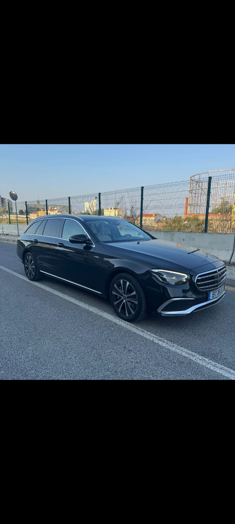 Mercedes 300 DE preto executivo pronto para serviço de motorista.